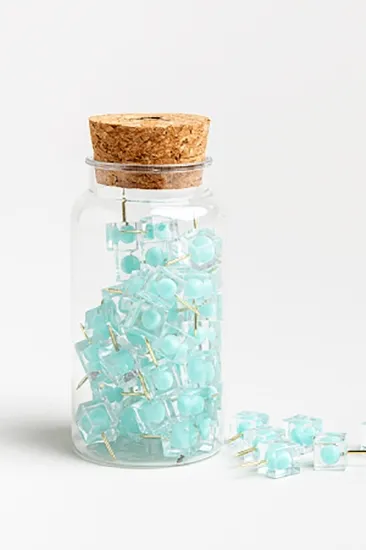 נעצי סוכריות מנטה בצנצנת